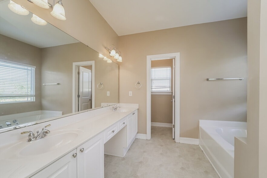 Building Photo - 8607 Castle Cliff Dr