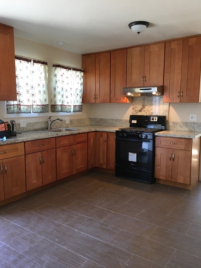 Building Photo - Beautifully 2Br, 2Ba Located near UOP