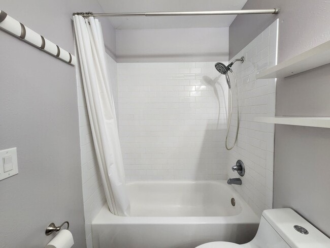Building Photo - Updated 3 Bedroom Townhome in Great Area!