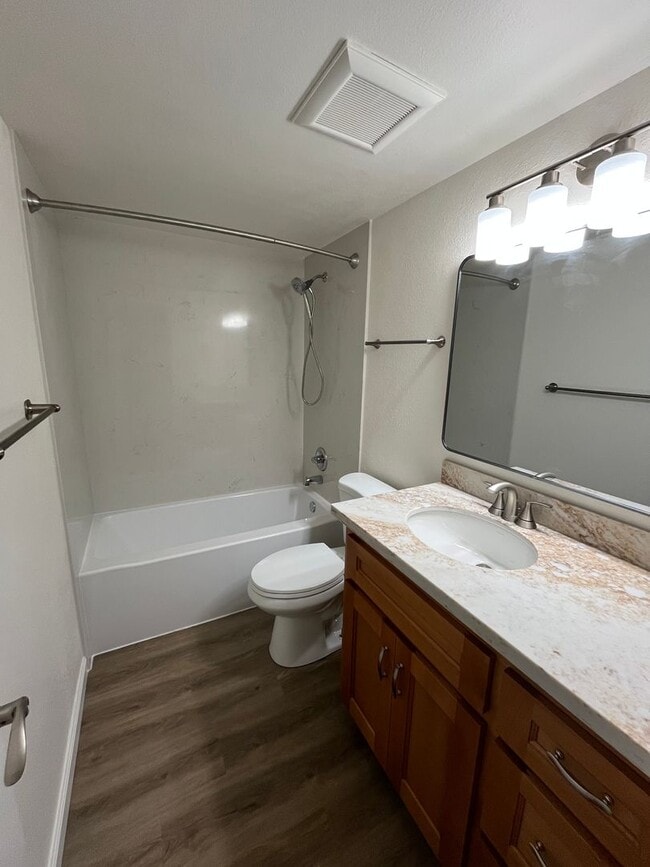 Building Photo - 4 Bedroom 2 Bath Home in Old Davis Near Campus