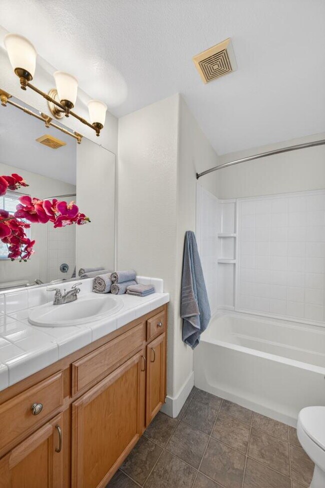 Building Photo - Charming 3-Bed Home in Sacramento with 2.5 Baths