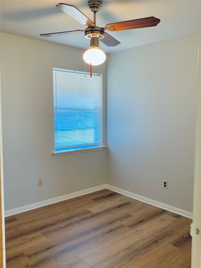 Building Photo - 225 Crest Hill Dr