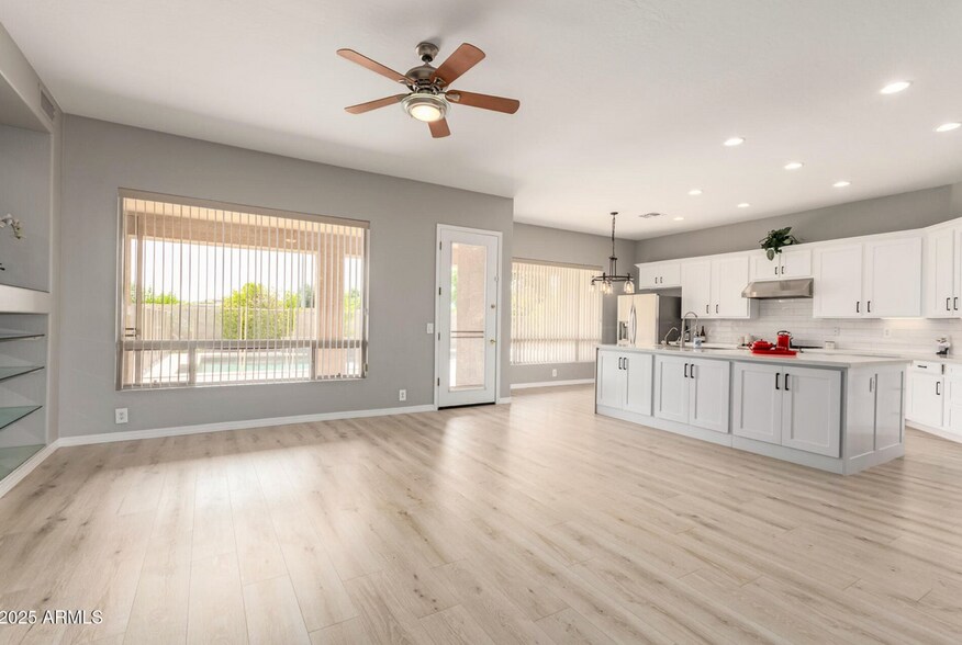 Building Photo - 1515 N Los Alamos Cir