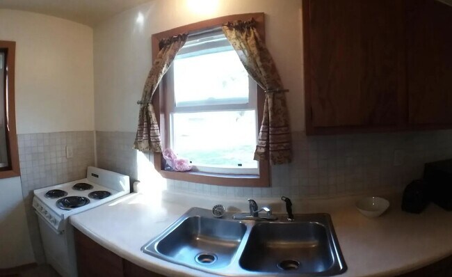 Building Photo - Lakeview Homes