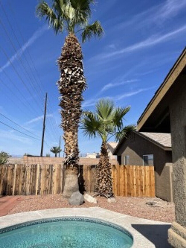 Building Photo - 1171 Regency Dr