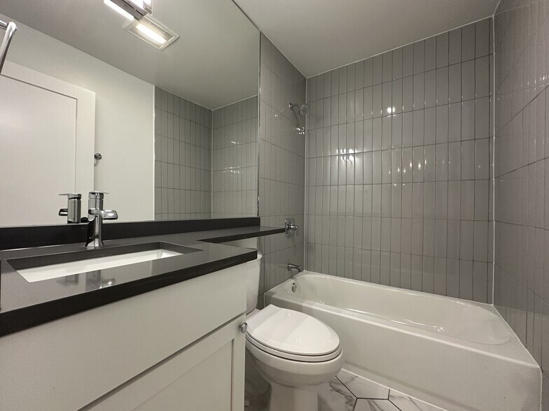 Building Photo - 531 W Aldine Ave