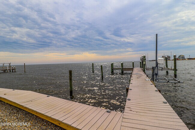 Building Photo - 1095 Island Dr