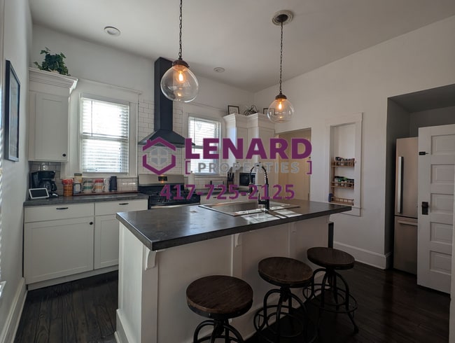 Building Photo - Beautiful And Spacious 3 Bedroom Home!