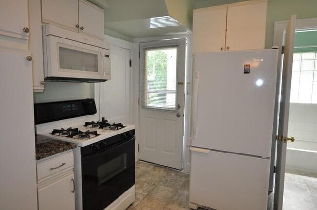 Building Photo - 921 Sylvan Ave