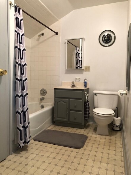 BIG Bathroom! (w/Linen closet!) - 1527 N Jackson St