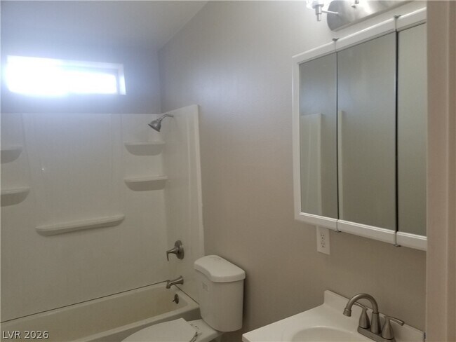 Building Photo - 2504 Flower Dr