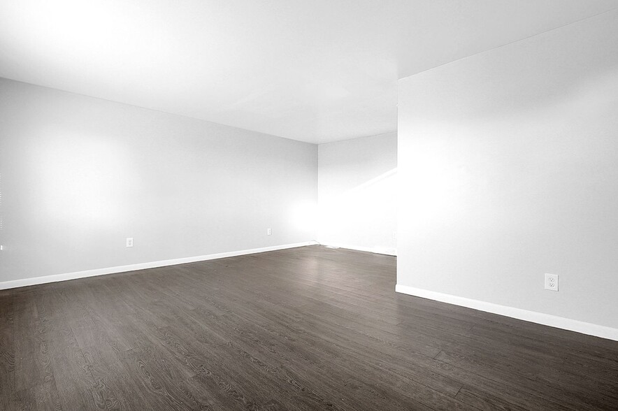 Building Photo - 1652 E 25th Ave