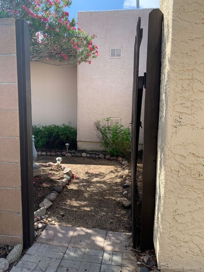 Building Photo - 3 bedroom 2 bath