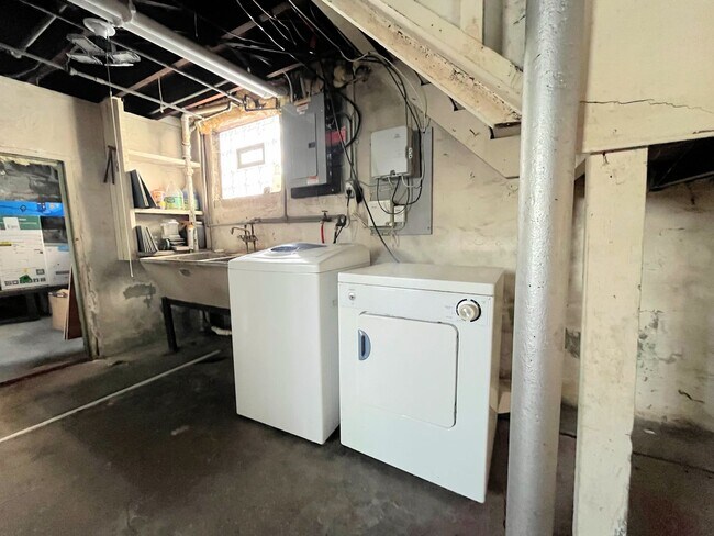 Building Photo - Sunny, Energy-Efficient Home in a Quiet, Close-to-Everything Neighborhood