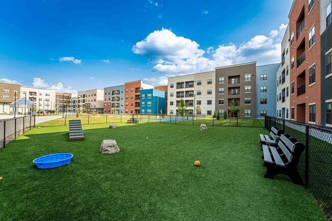 Building Photo - 2023 N Broadmoor Ave