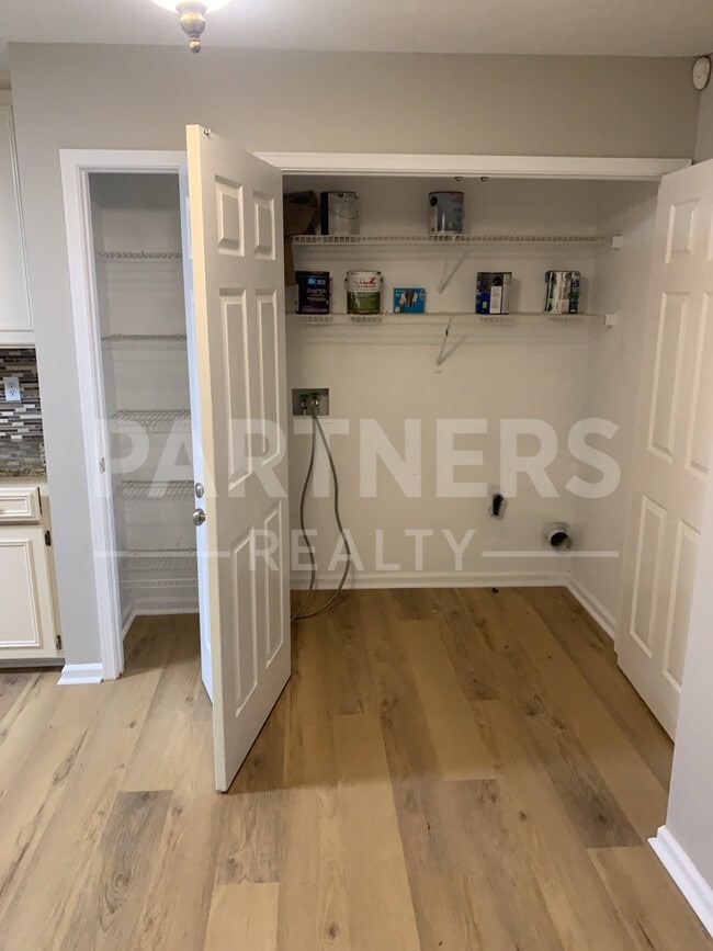 Building Photo - 6208 Sandy Ridge Curv