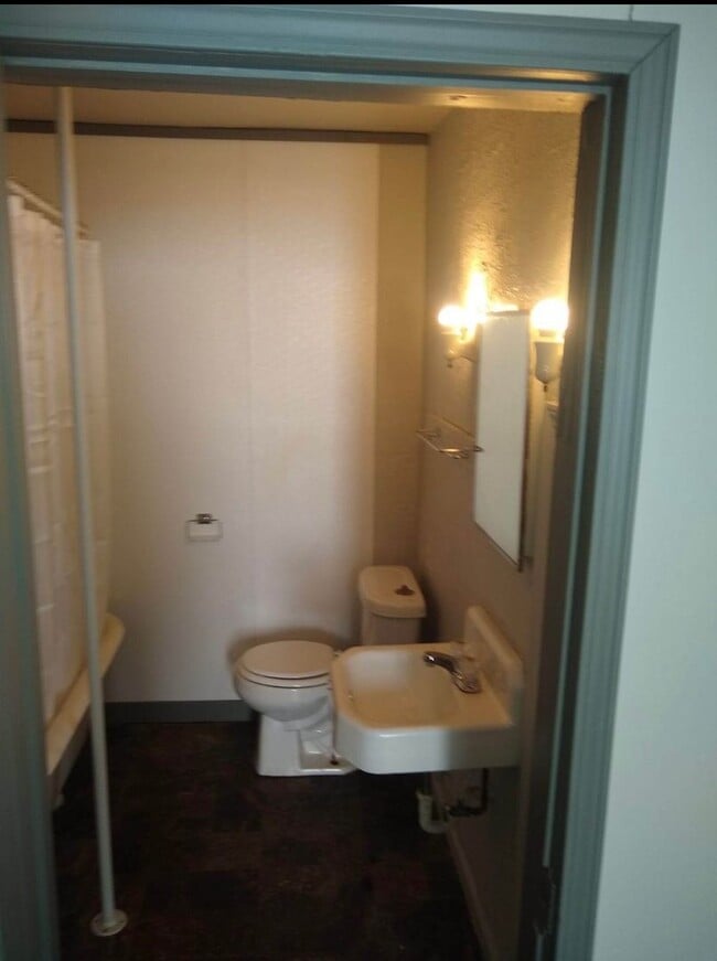 Building Photo - $795 - 2 bed 1 bath - Single Family Home
