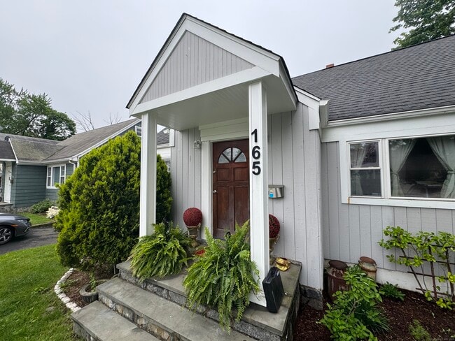 Building Photo - 165 Greenfield Dr