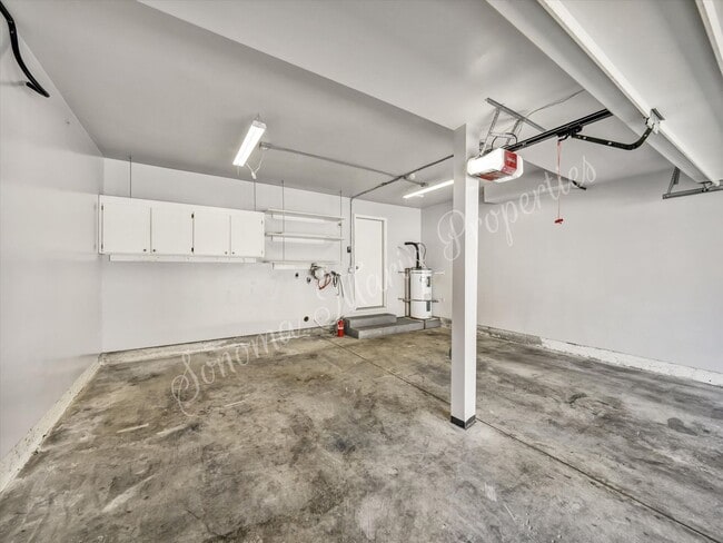 Building Photo - 2 Bedroom 1.5 Bath 2 Car Garage Includes W...