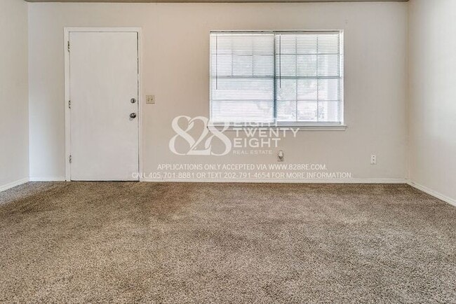 Building Photo - 3 Bedroom/1 Bath Single Family Home Just M...