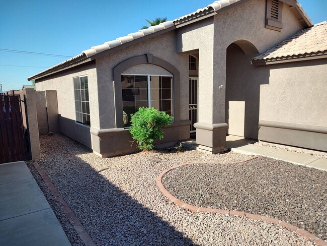 Building Photo - 3 Bedroom - 2 Bath - Mesa