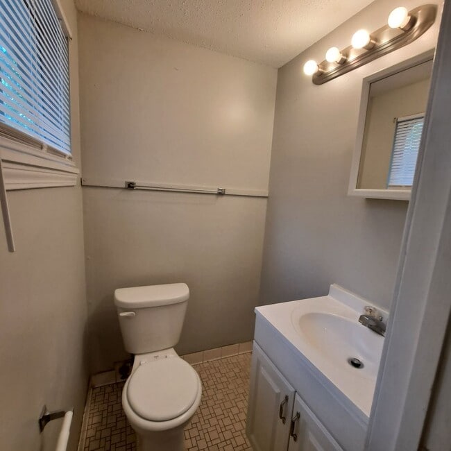 Building Photo - 3408 Clearbrook St