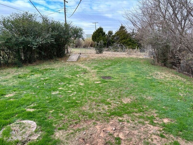 Building Photo - 3117 N Lindsay Ave