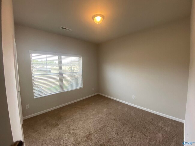 Building Photo - 102 Oak Path Ln