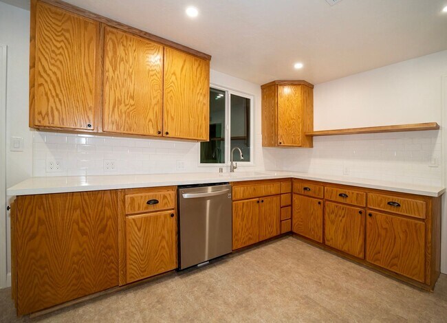 Building Photo - Adorable Duplex Unit with Attached Garage