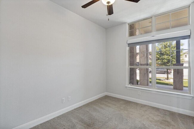 Building Photo - 727 Spinnaker Loop