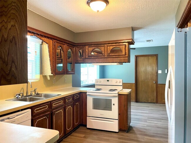 Building Photo - 9626 Hearthwood Dr