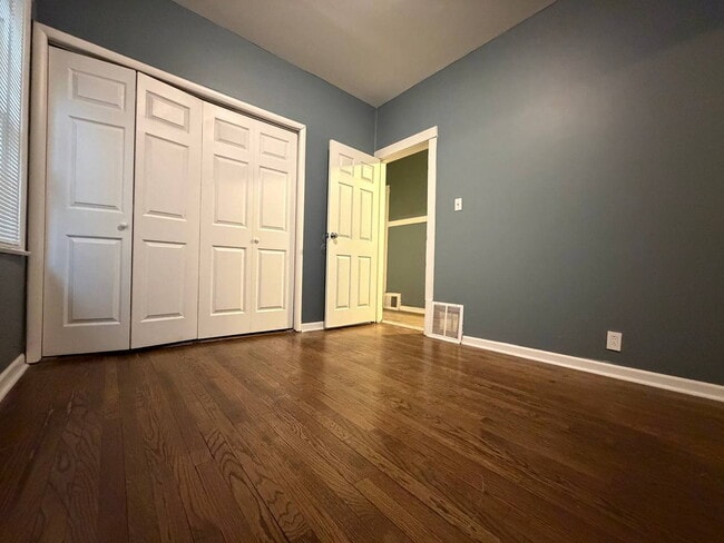 Building Photo - Updated 4 Bedroom Home with Off-Street Parking