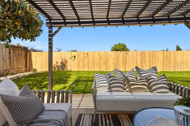 Building Photo - Beautifully Renovated 3 Bed/2 Bath Home in...