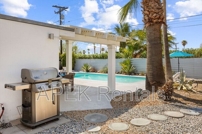 Building Photo - 915 E Racquet Club Rd