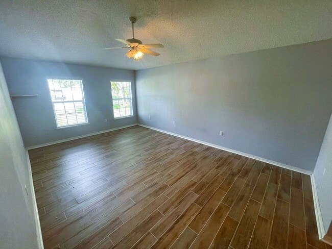 Building Photo - Spacious 4 Bedroom, 2 bath home