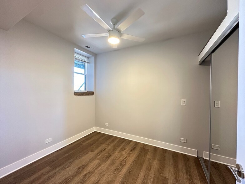 Building Photo - 3358 W Montrose Ave