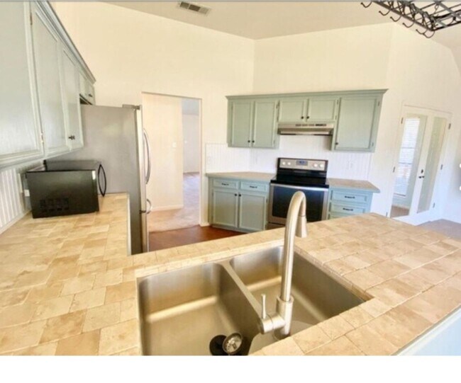 Building Photo - 3-bedroom 2-bathroom house!