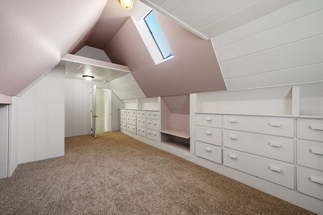 Building Photo - Sanders Beach home 3 bed 2 bath with second living room