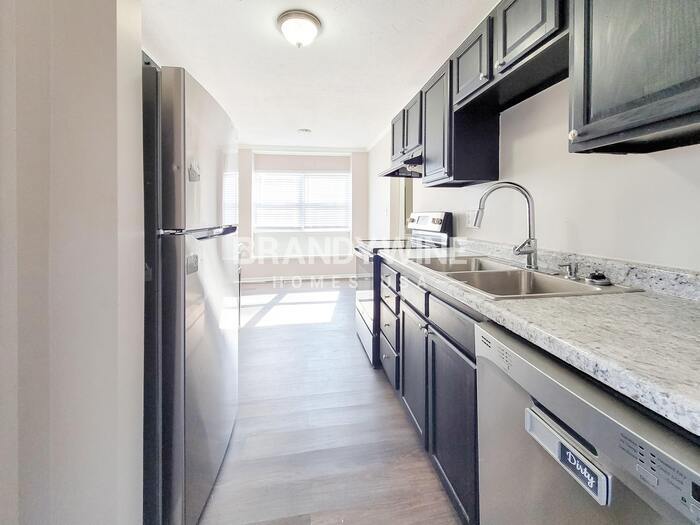 Building Photo - 605 Woods Crossing Ln