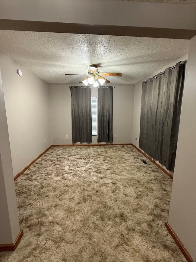 Building Photo - 8653 Reichl Dr