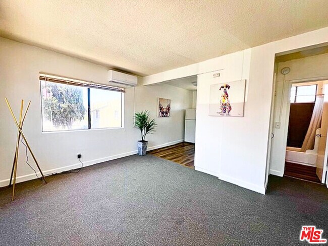 Building Photo - 1227 1/2 Normandie Ave