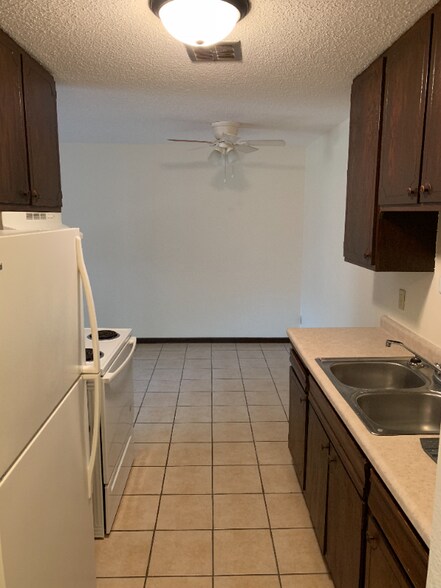 Building Photo - 995 St Albans St N