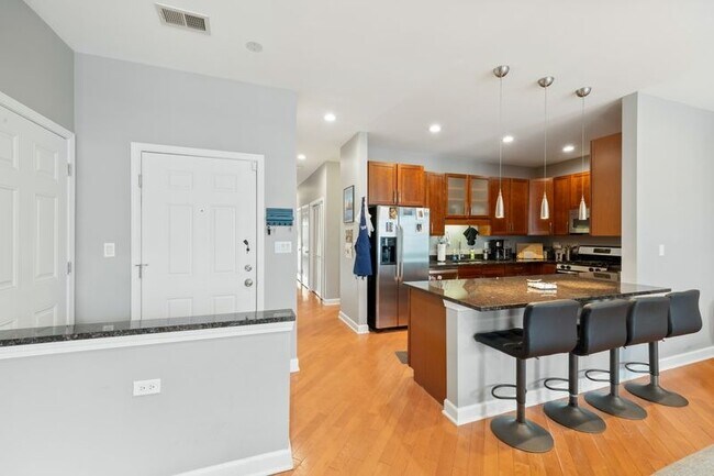 Building Photo - Stunning 2 Bed 2 Bath in the Ukrainian Village area