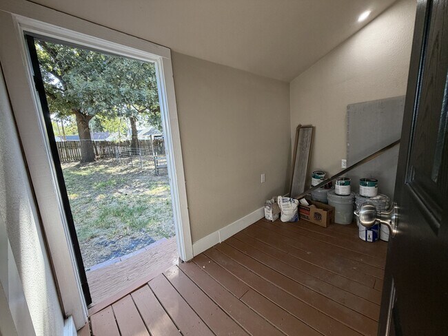 Building Photo - 418 N Clements St
