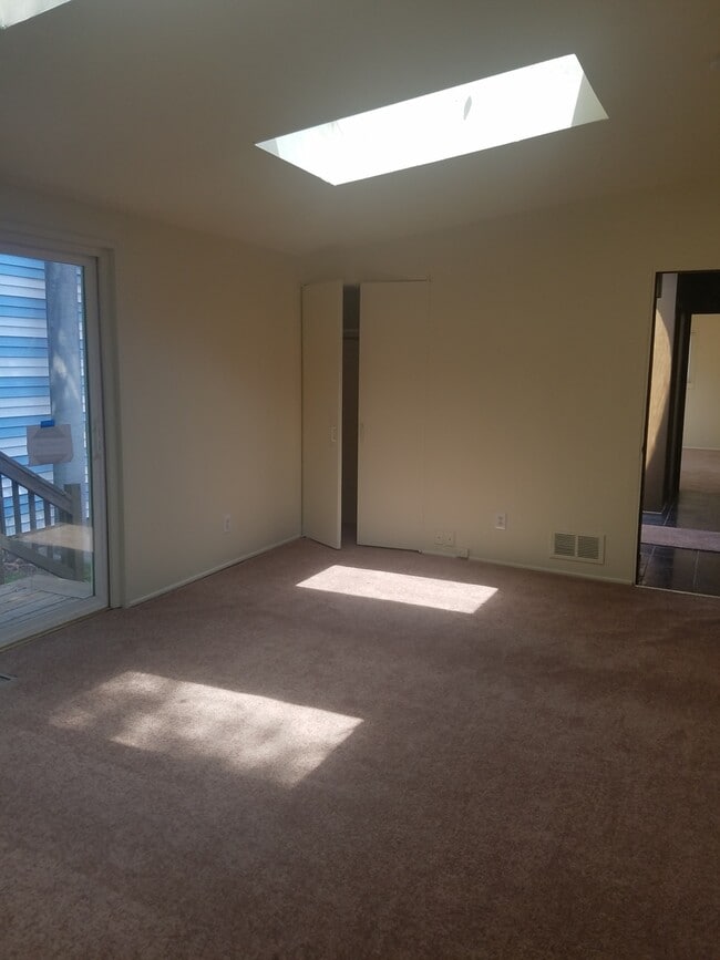 Building Photo - Single Family Home within walking distance to Quinnipiac