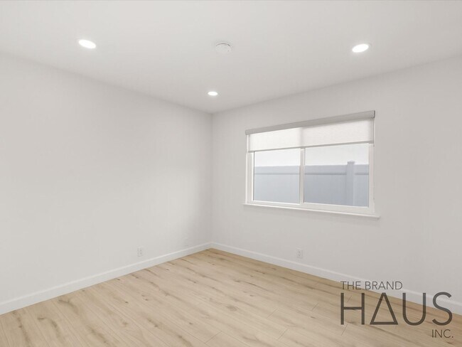 Building Photo - Two Primary Bedrooms, Pool, & Air Conditioning