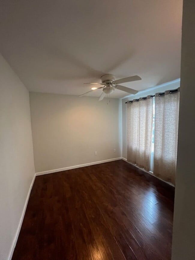 Building Photo - Available 08/16/2025! - Large 4 bedroom/2 ...