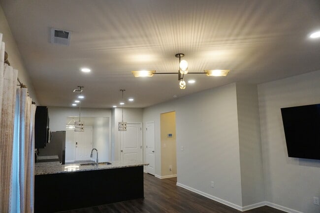Building Photo - 2221 Silverton Dr