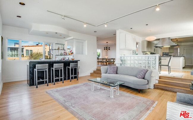 Building Photo - 227 Fowling St