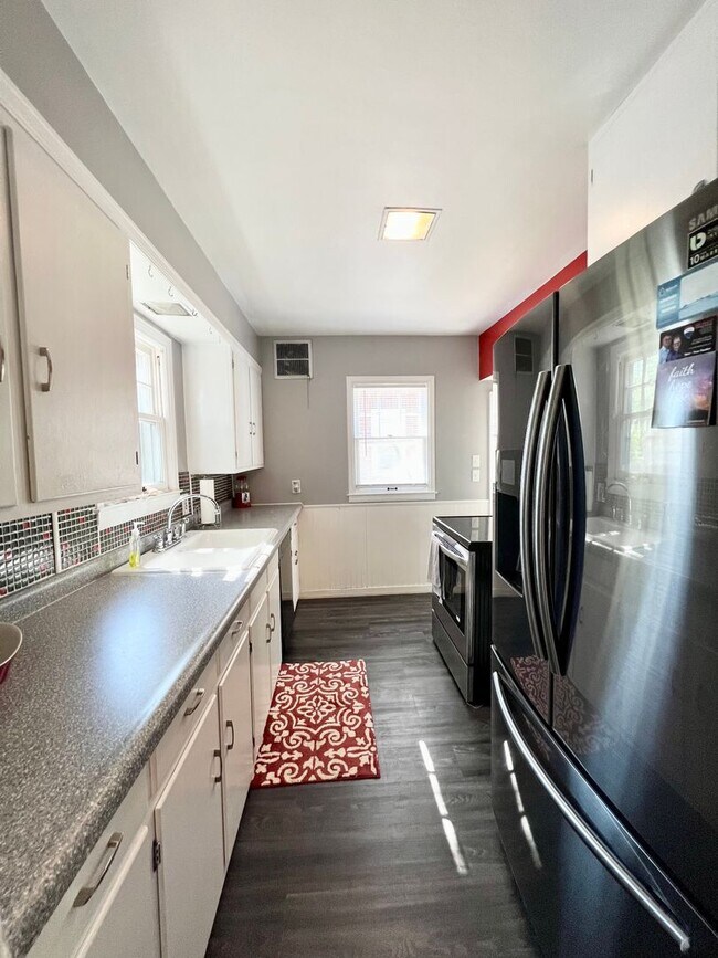 Building Photo - East Side 2 Bedroom, 1  Bath Beauty with Fenced Backyard & Hardwood Floors